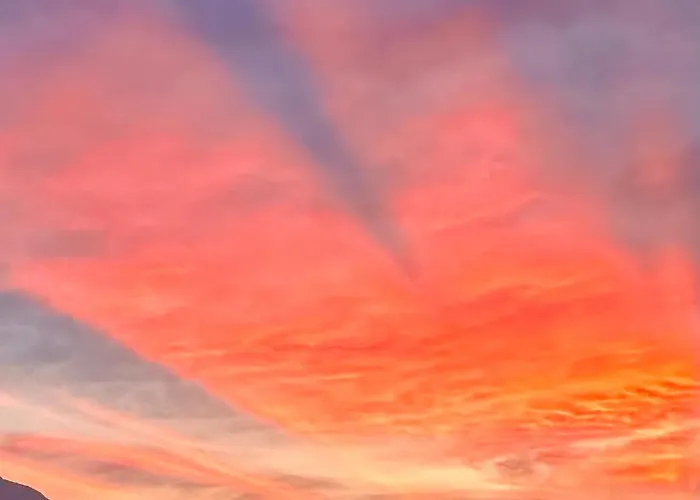 Le Palm House Has Two Bedrooms With The Breathtaking View Over