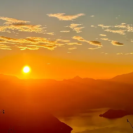 Le Palm House Has Two Bedrooms With The Breathtaking View Over * Perledo