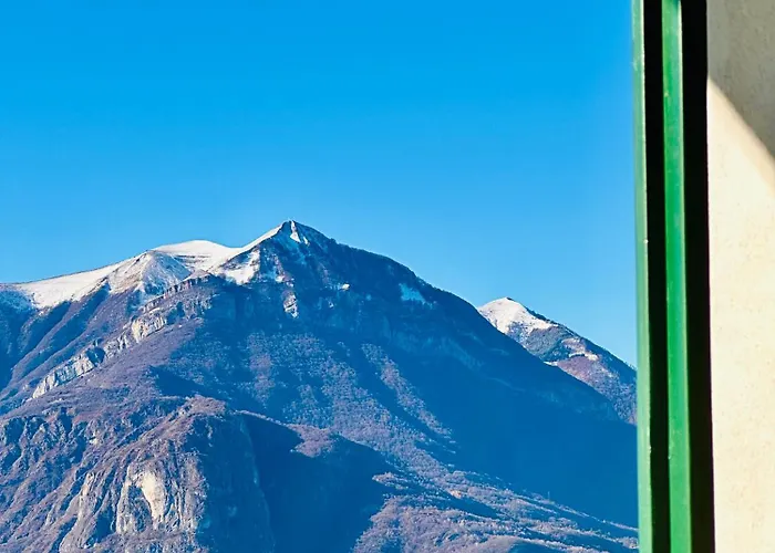 Le Palm House Has Two Bedrooms With The Breathtaking View Over Perledo